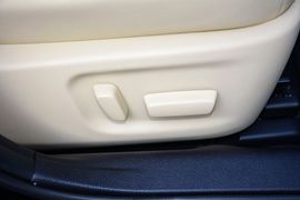 2015款丰田皇冠2.5L时尚版