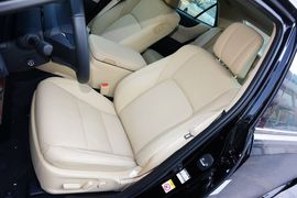 2015款丰田皇冠2.5L时尚版