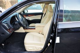 2015款丰田皇冠2.5L时尚版