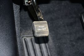 2015款丰田皇冠2.5L时尚版