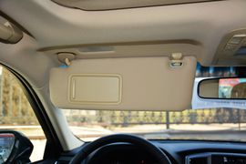 2015款丰田皇冠2.5L时尚版