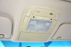 2015款丰田皇冠2.5L时尚版