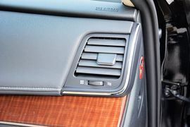 2015款丰田皇冠2.5L时尚版