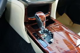 2015款丰田皇冠2.5L时尚版