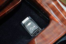 2015款丰田皇冠2.5L时尚版