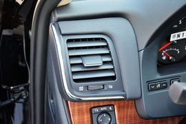 2015款丰田皇冠2.5L时尚版