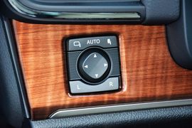 2015款丰田皇冠2.5L时尚版