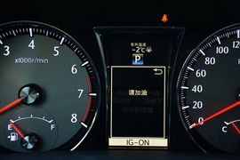 2015款丰田皇冠2.5L时尚版