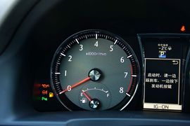 2015款丰田皇冠2.5L时尚版