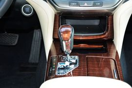 2015款丰田皇冠2.5L时尚版