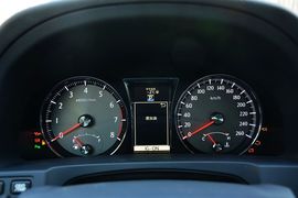 2015款丰田皇冠2.5L时尚版