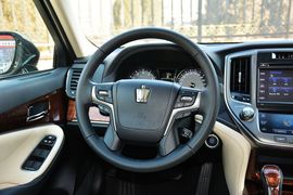 2015款丰田皇冠2.5L时尚版