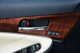 2015款丰田皇冠2.5L尊享版