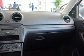 2015款大众捷达1.6L自动时尚型