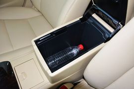 2015款丰田凯美瑞2.0G领先版到店实拍