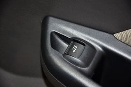 2012款福特福克斯三厢1.6L手动舒适型