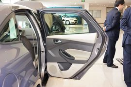 2012款福特福克斯三厢1.6L手动舒适型