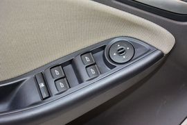 2012款福特福克斯三厢1.6L手动舒适型
