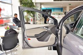 2012款福特福克斯三厢1.6L手动舒适型
