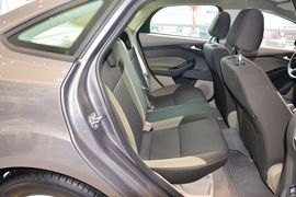 2012款福特福克斯三厢1.6L手动舒适型