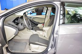 2012款福特福克斯三厢1.6L手动舒适型