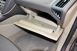 2012款福特福克斯三厢1.6L手动舒适型