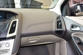 2012款福特福克斯三厢1.6L手动舒适型