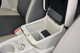 2012款福特福克斯三厢1.6L手动舒适型