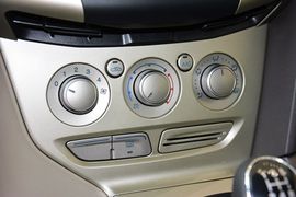 2012款福特福克斯三厢1.6L手动舒适型
