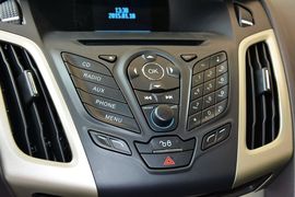 2012款福特福克斯三厢1.6L手动舒适型