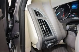 2012款福特福克斯三厢1.6L手动舒适型