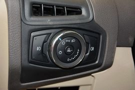 2012款福特福克斯三厢1.6L手动舒适型
