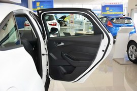 2012款福特福克斯三厢1.6L自动风尚型