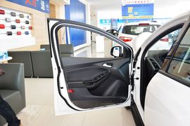 2012款福特福克斯三厢1.6L自动风尚型