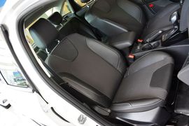 2012款福特福克斯三厢1.6L自动风尚型