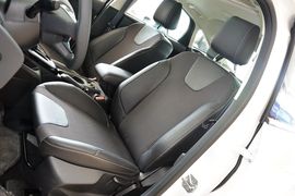 2012款福特福克斯三厢1.6L自动风尚型