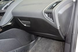 2012款福特福克斯三厢1.6L自动风尚型