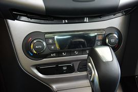 2012款福特福克斯三厢1.6L自动风尚型