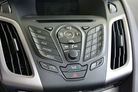 2012款福特福克斯三厢1.6L自动风尚型