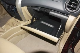 2013款日产骊威1.6XE