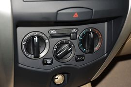 2013款日产骊威1.6XE