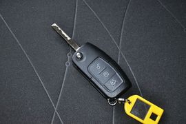 2013款福特嘉年华两厢1.5L自动品尚型