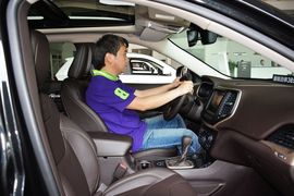 2014款Jeep自由光2.4L豪华版到店实拍