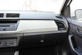 2015款斯柯达晶锐1.4L自动前行版