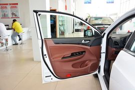 2015款比亚迪速锐1.5L手动豪华型