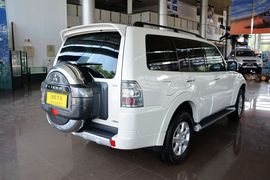 2015款三菱帕杰罗3.0L精英版