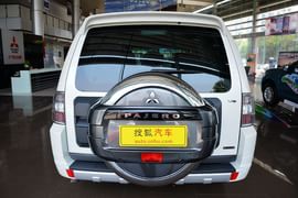 2015款三菱帕杰罗3.0L精英版