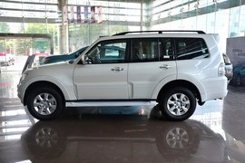 2015款三菱帕杰罗3.0L精英版