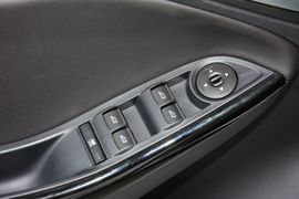 2012款福特福克斯三厢1.6L手动风尚型