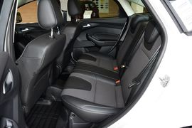 2012款福特福克斯三厢1.6L手动风尚型